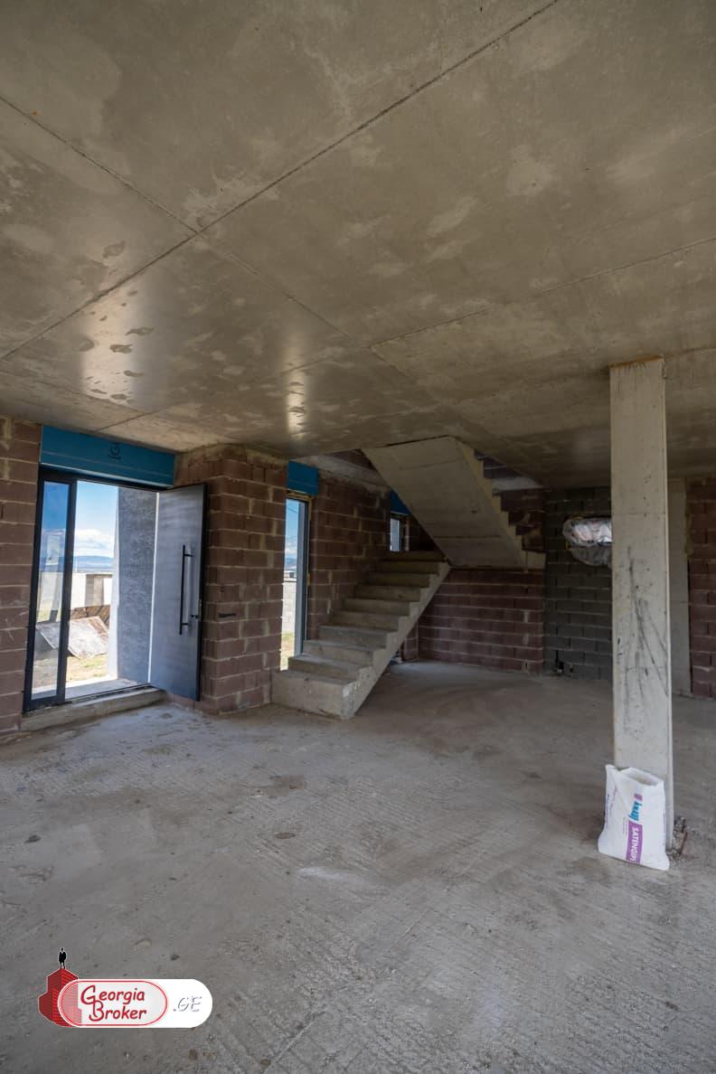 იყიდება ახალი გარემონტებული 5 ოთახიანი სახლი